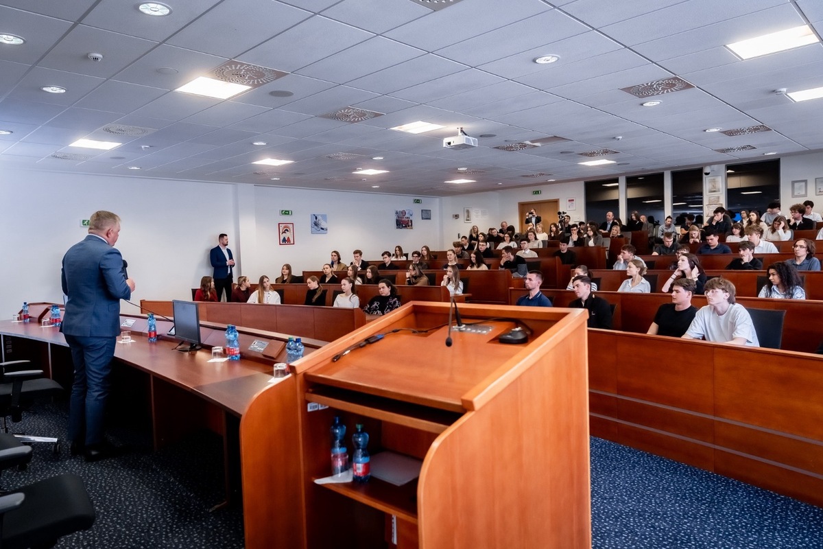 FOTO: Robert Fico debatoval so študentmi v Trenčíne, foto 3