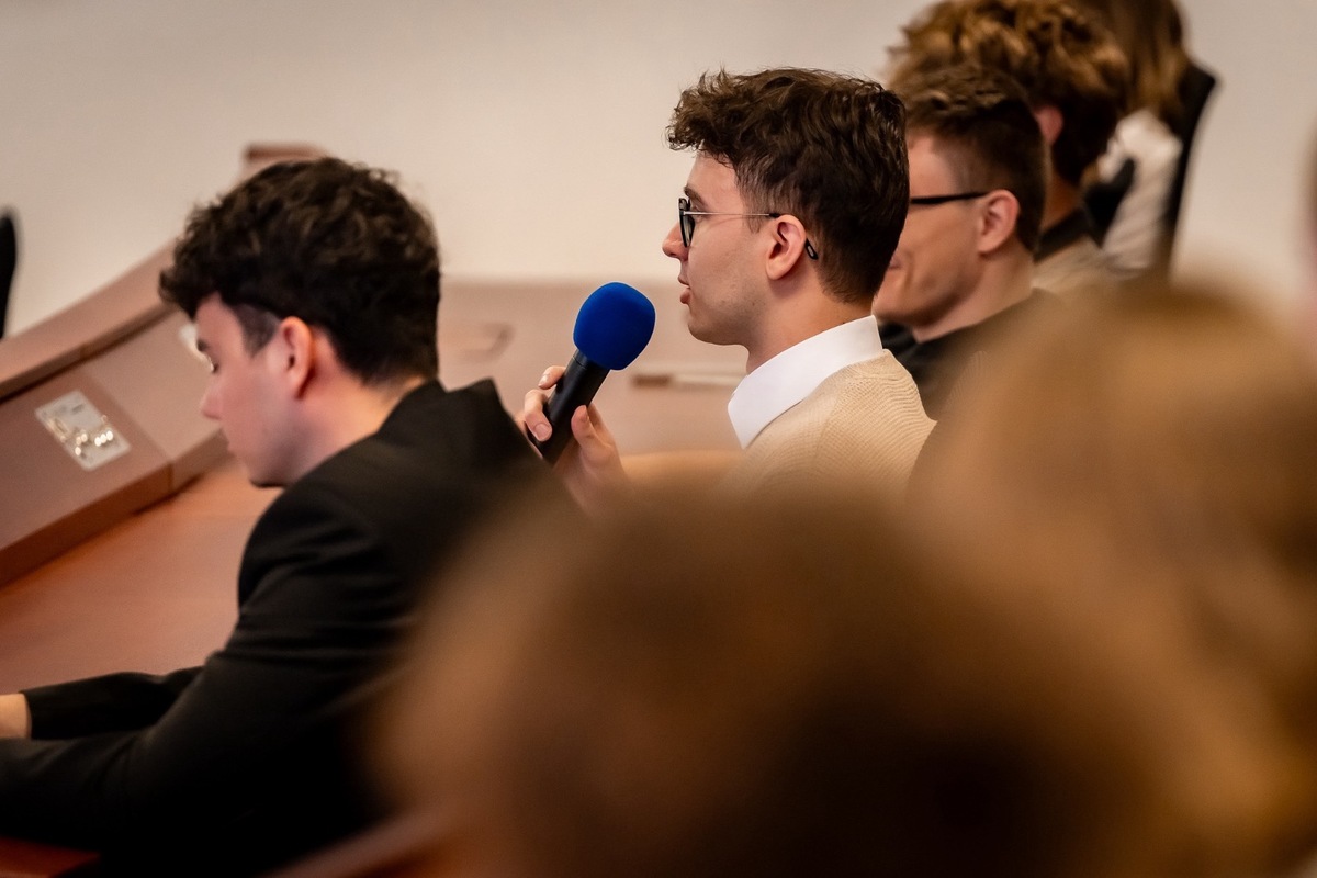 FOTO: Robert Fico debatoval so študentmi v Trenčíne, foto 4