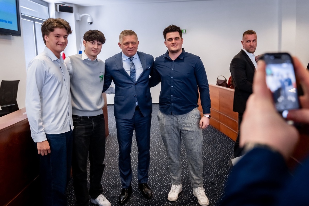 FOTO: Robert Fico debatoval so študentmi v Trenčíne, foto 5