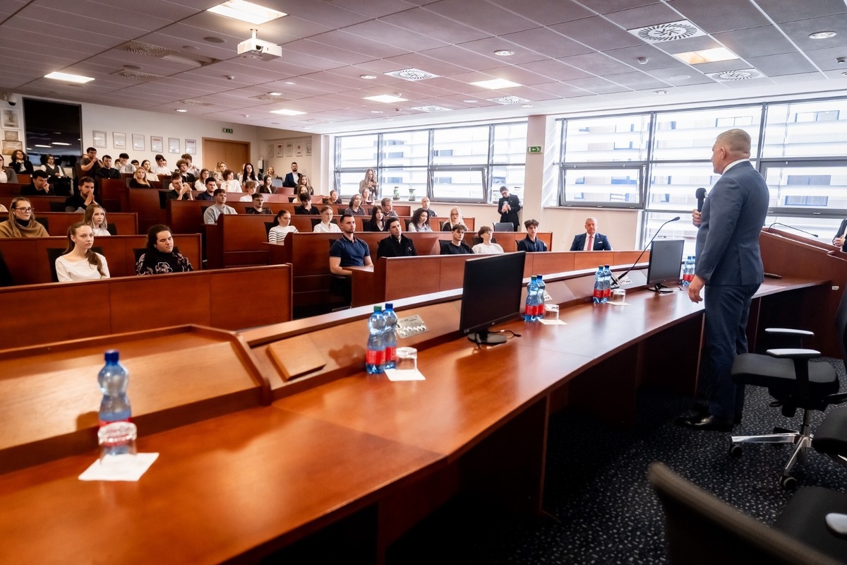 FOTO: Robert Fico debatoval so študentmi v Trenčíne, foto 7