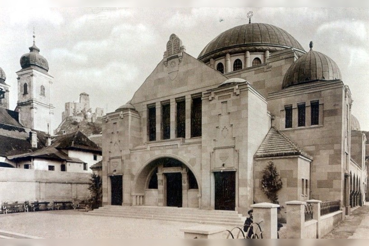 FOTO: Trenčianska synagóga sa dostala na poštovú známku, foto 3