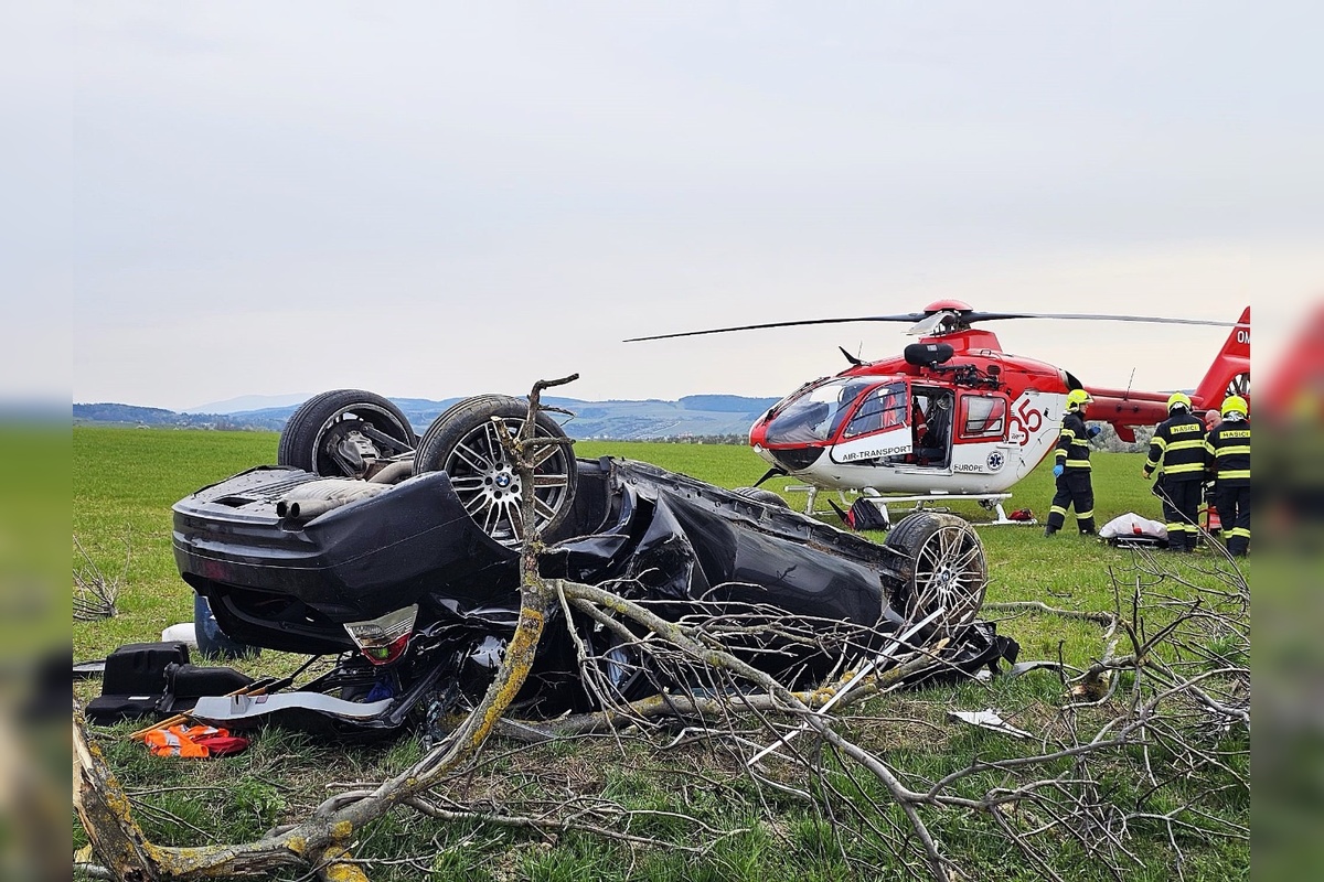 FOTO: Nehoda pri Poriadí skončila prevráteným autom na streche, foto 1