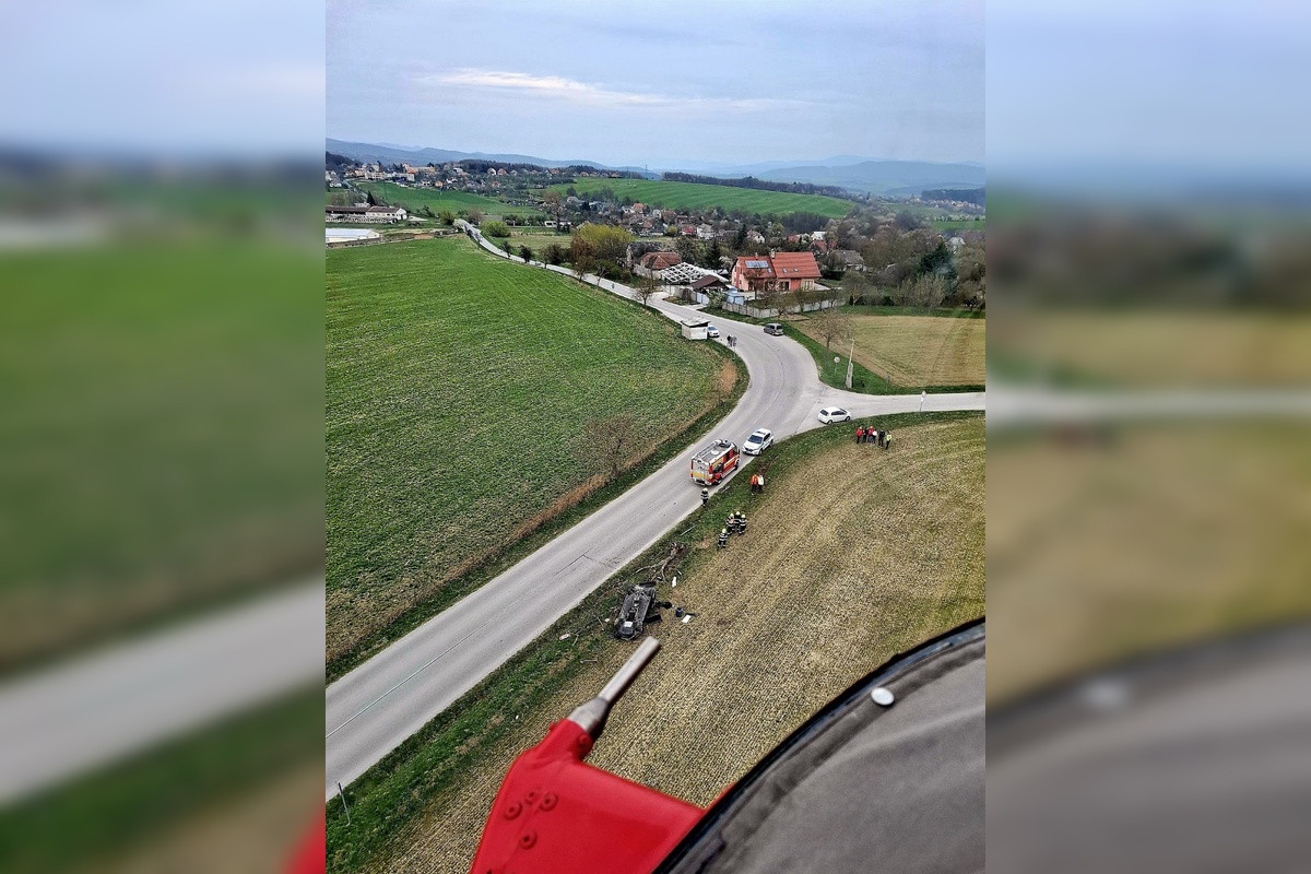 FOTO: Nehoda pri Poriadí skončila prevráteným autom na streche, foto 2