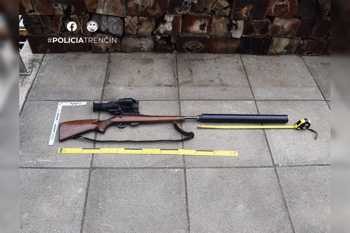 FOTO: Polícia zadržala niekoľko nelegálne držaných zbraní a komponentov mužovi z prievidzského okresu , foto 4