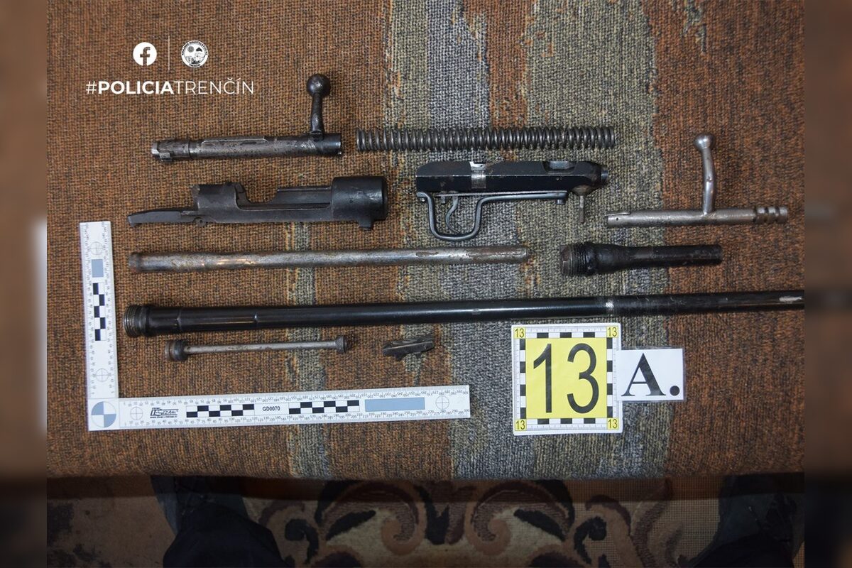 FOTO: Polícia zadržala niekoľko nelegálne držaných zbraní a komponentov mužovi z prievidzského okresu , foto 6
