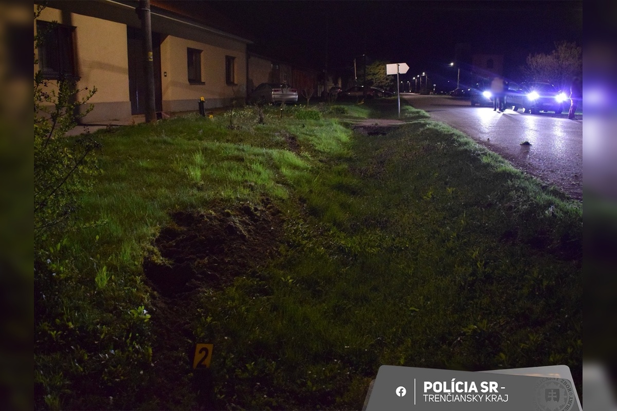 FOTO: Opitý vodič narazil do rodinného domu, foto 1