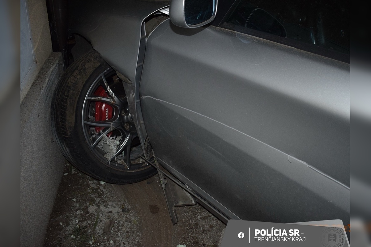 FOTO: Opitý vodič narazil do rodinného domu, foto 2