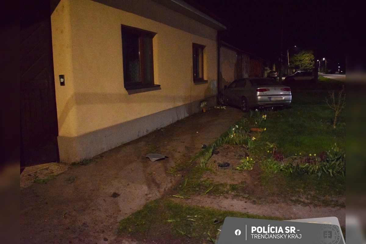 FOTO: Opitý vodič narazil do rodinného domu, foto 3