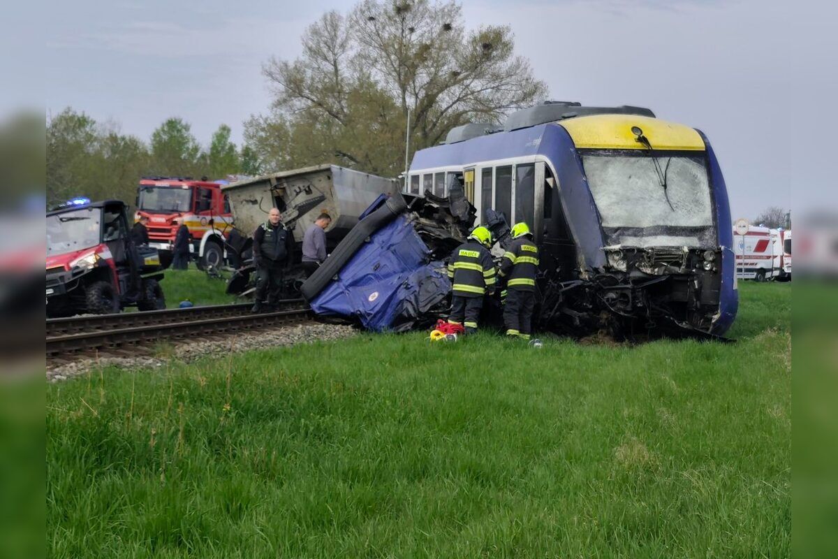 FOTO: Pri zrážke vlaku s kamiónom pri Dunajskej Strede zomrel 58-ročný kamionista a jazdec na koni Marián, foto 11