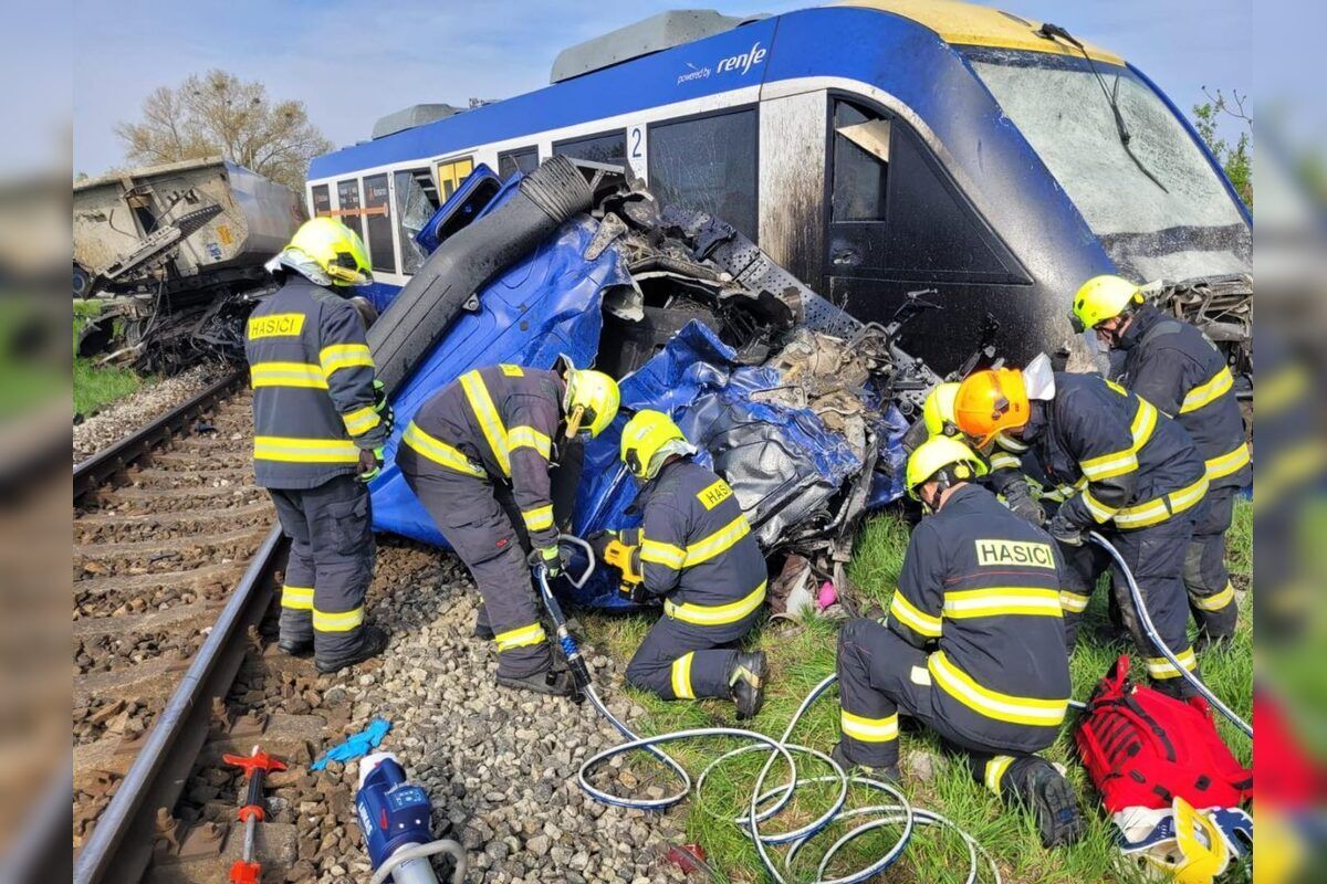 FOTO: Pri zrážke vlaku s kamiónom pri Dunajskej Strede zomrel 58-ročný kamionista a jazdec na koni Marián, foto 13