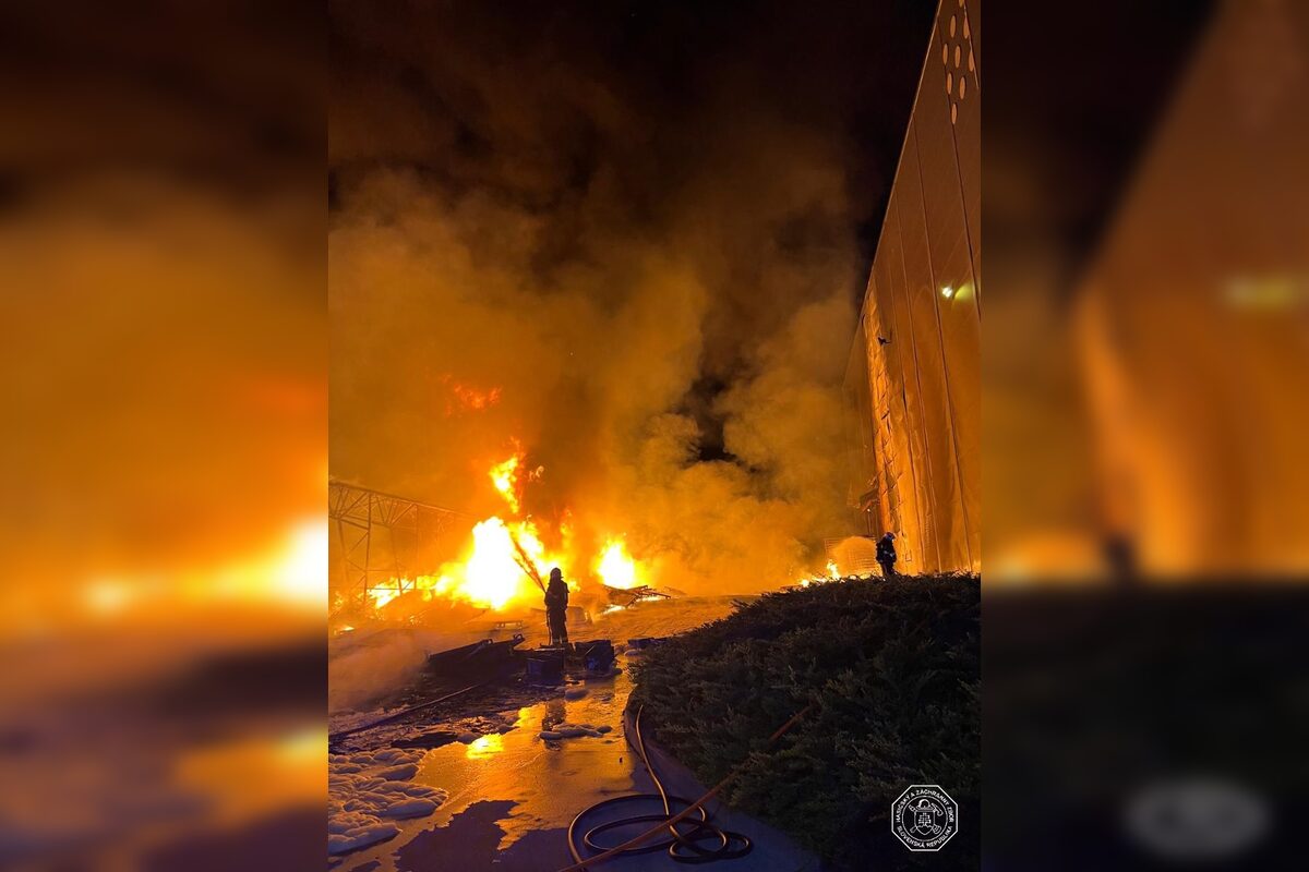 FOTO: V Novákoch horela obrovská hala plná plastových paliet , foto 1