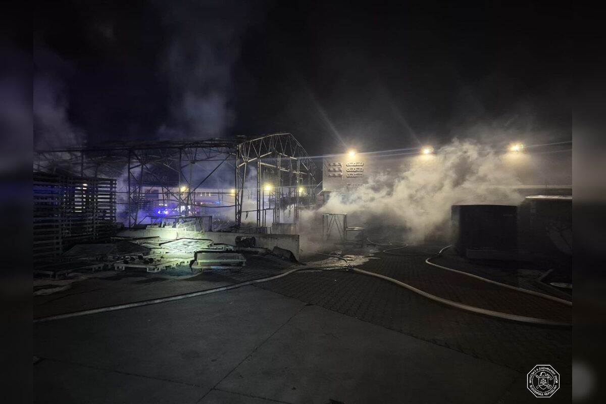 FOTO: V Novákoch horela obrovská hala plná plastových paliet , foto 2