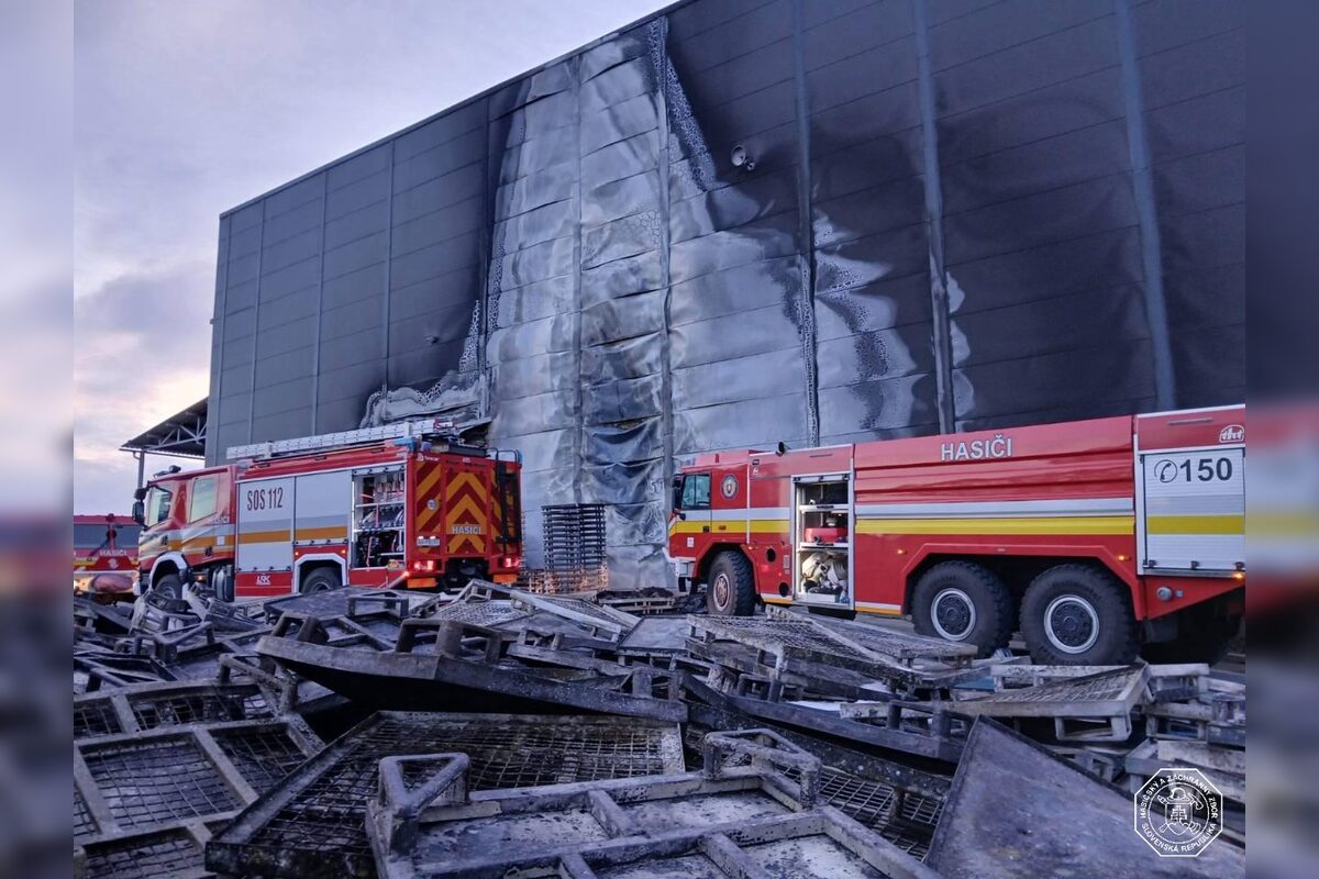 FOTO: V Novákoch horela obrovská hala plná plastových paliet , foto 3