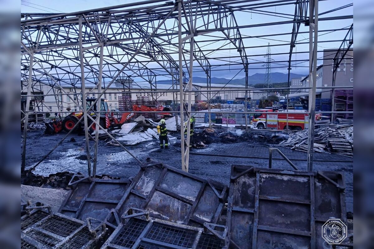 FOTO: V Novákoch horela obrovská hala plná plastových paliet , foto 5