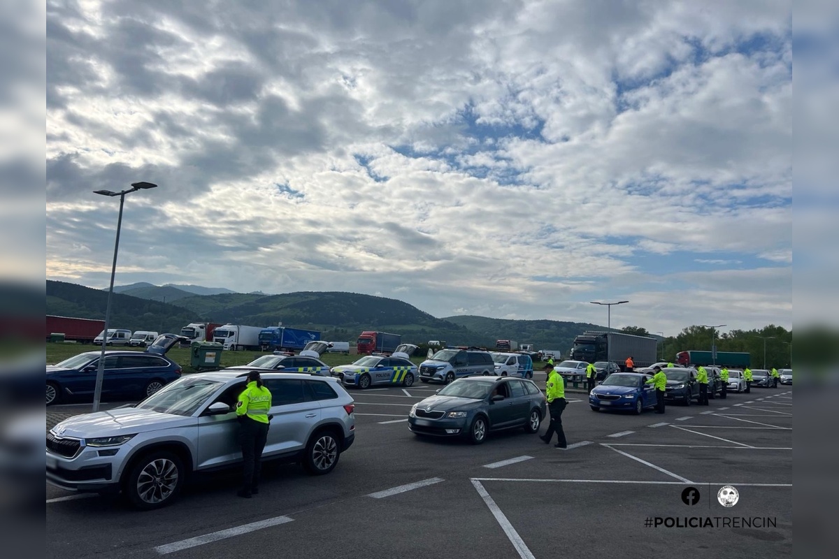 FOTO: Hromadná akcia policajtov pri Trenčíne, foto 3