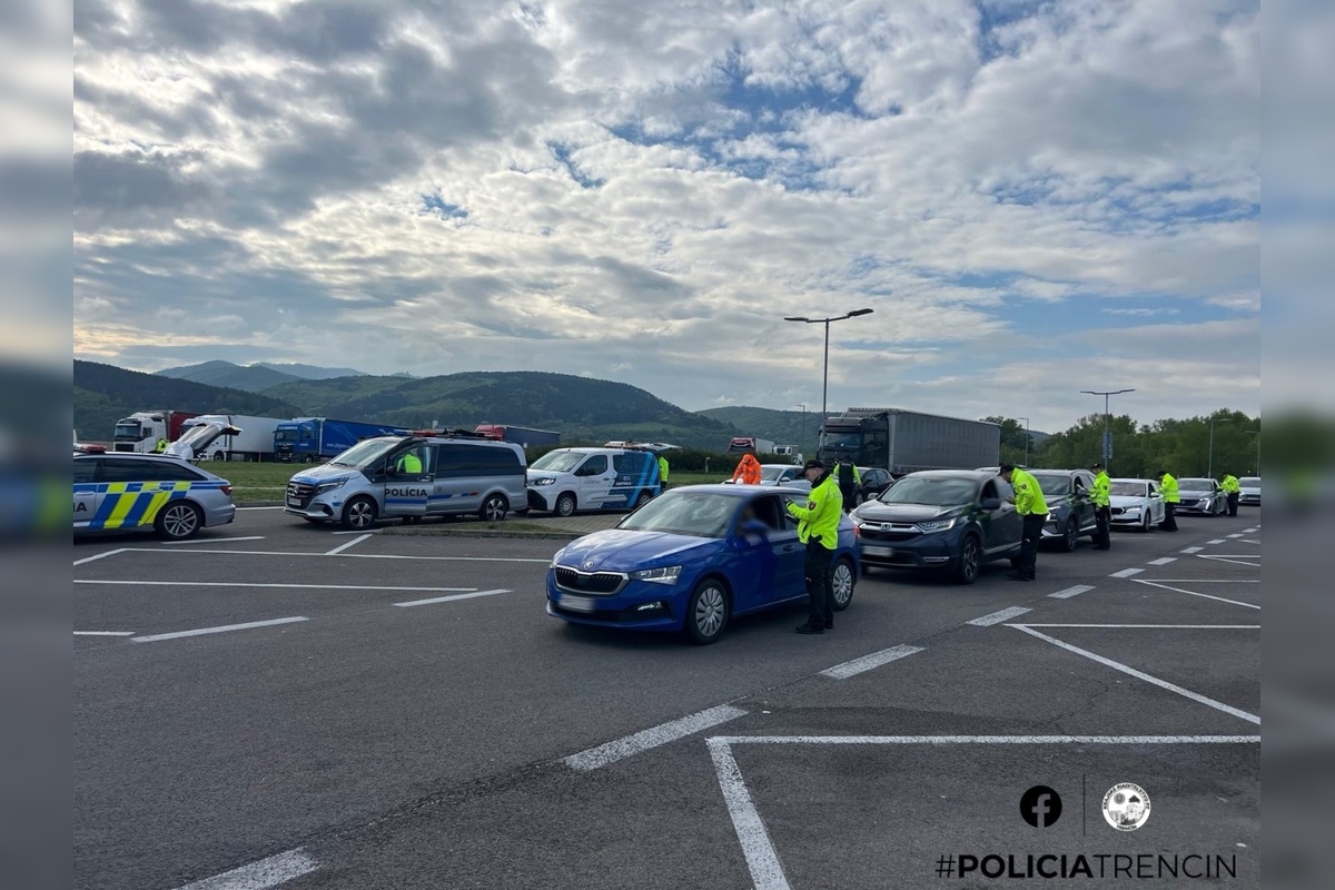FOTO: Hromadná akcia policajtov pri Trenčíne, foto 5