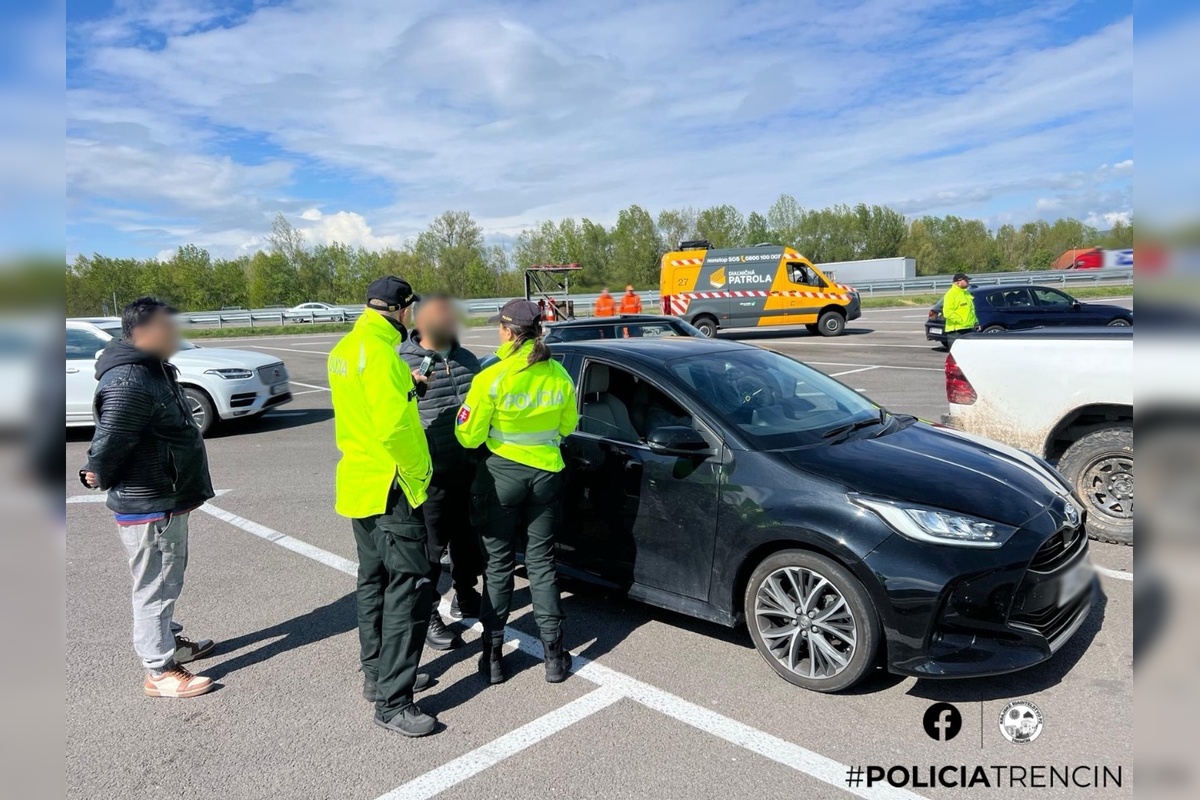 FOTO: Hromadná akcia policajtov pri Trenčíne, foto 6