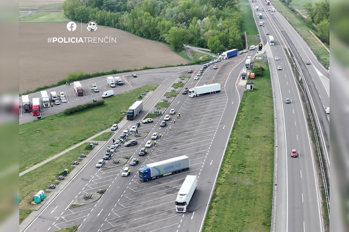 FOTO: Hromadná akcia policajtov pri Trenčíne, foto 9
