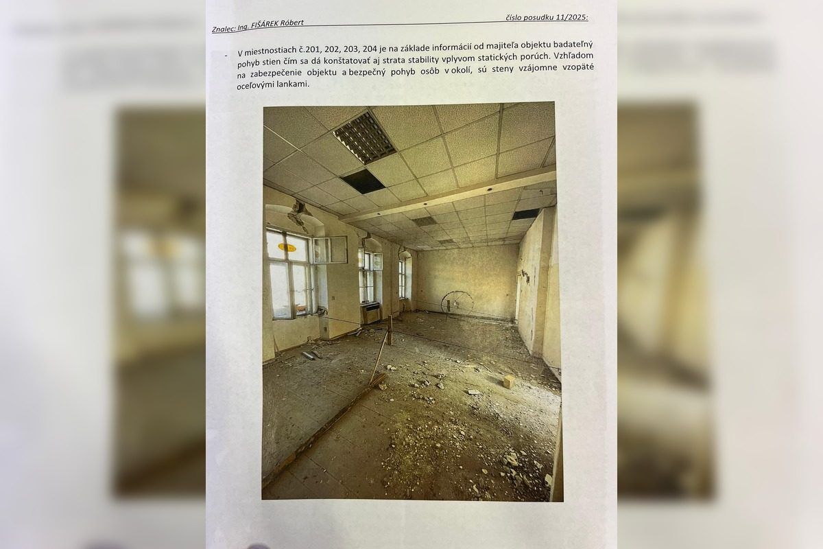 FOTO: Majite=l zburanej budovy tvrdí, že riaditeľka KUÚ v Trenčíne úmyselne zavádza, že objekt mal status NKP, foto 2