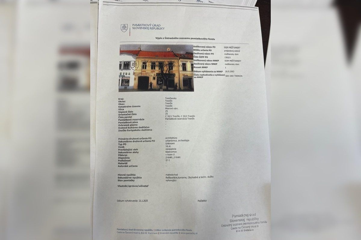 FOTO: Majite=l zburanej budovy tvrdí, že riaditeľka KUÚ v Trenčíne úmyselne zavádza, že objekt mal status NKP, foto 7