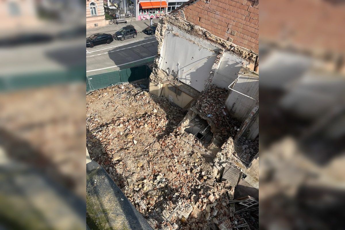 FOTO: Majite=l zburanej budovy tvrdí, že riaditeľka KUÚ v Trenčíne úmyselne zavádza, že objekt mal status NKP, foto 8