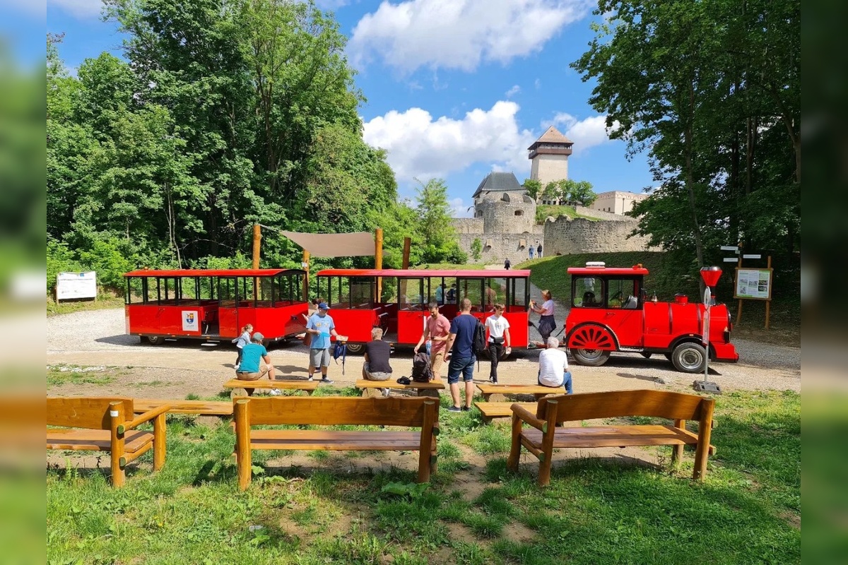 FOTO: Turistický vláčik v Trenčíne otvára sezónu, foto 1