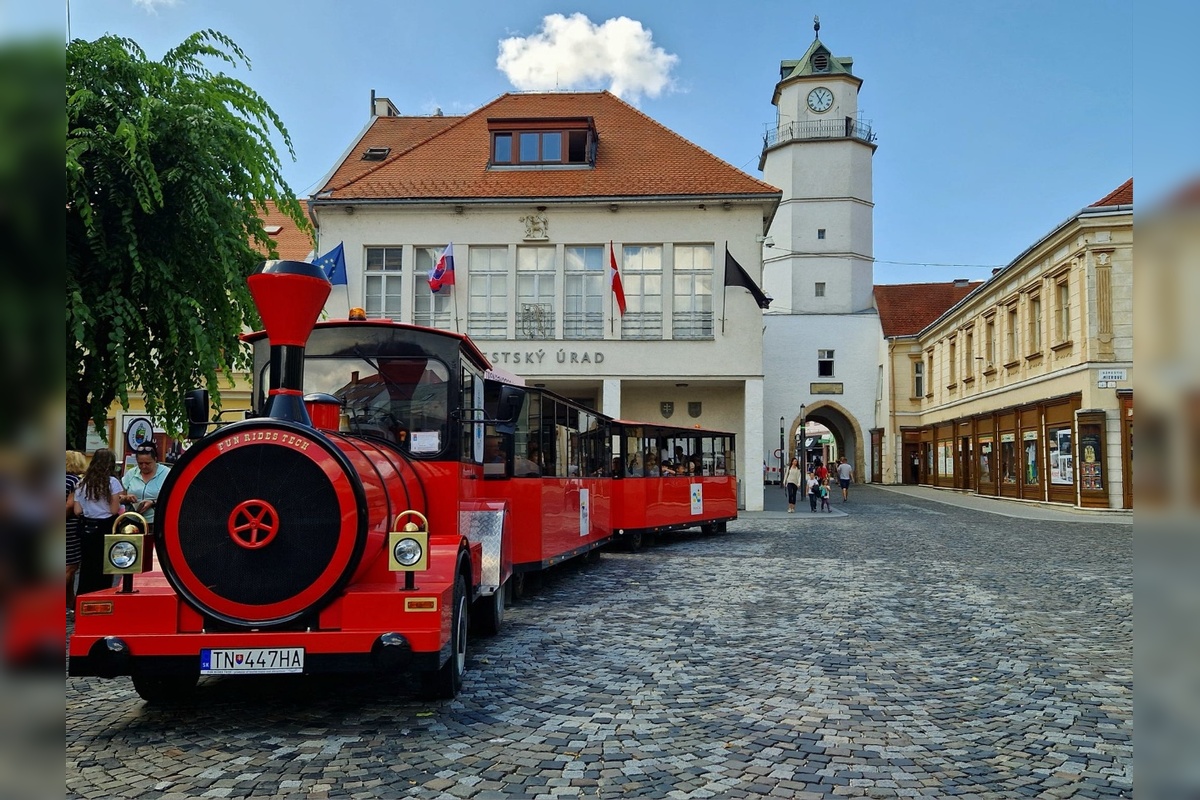 FOTO: Turistický vláčik v Trenčíne otvára sezónu, foto 2