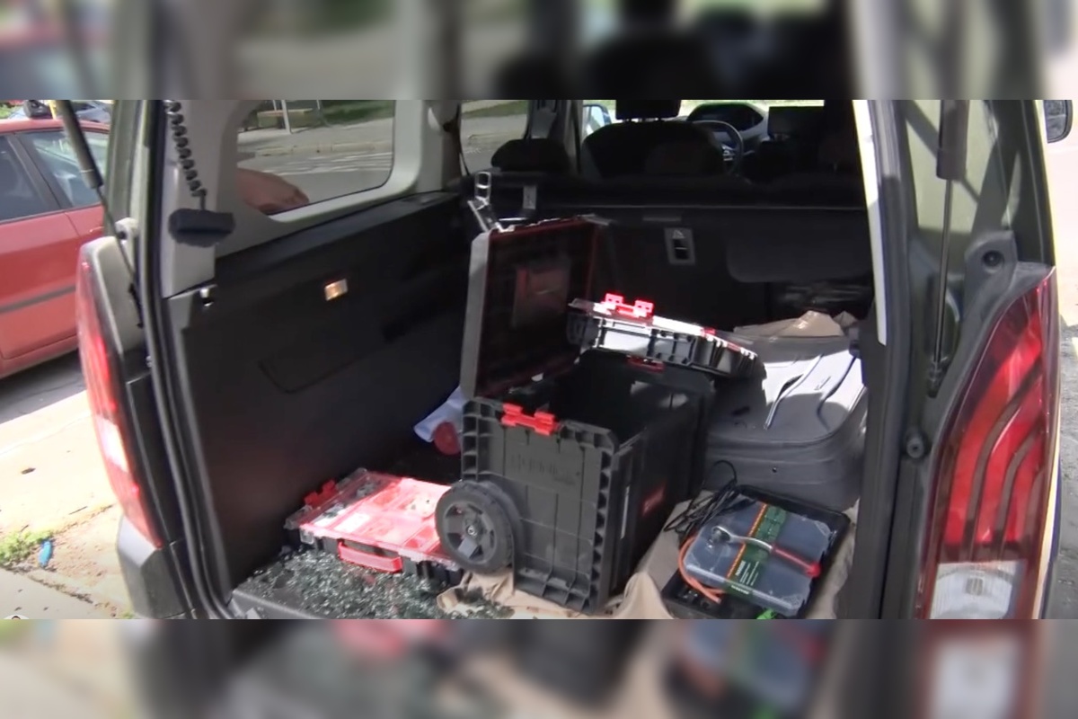 FOTO: Zlodeji vBánovciach vykradli osobné auto, foto 1