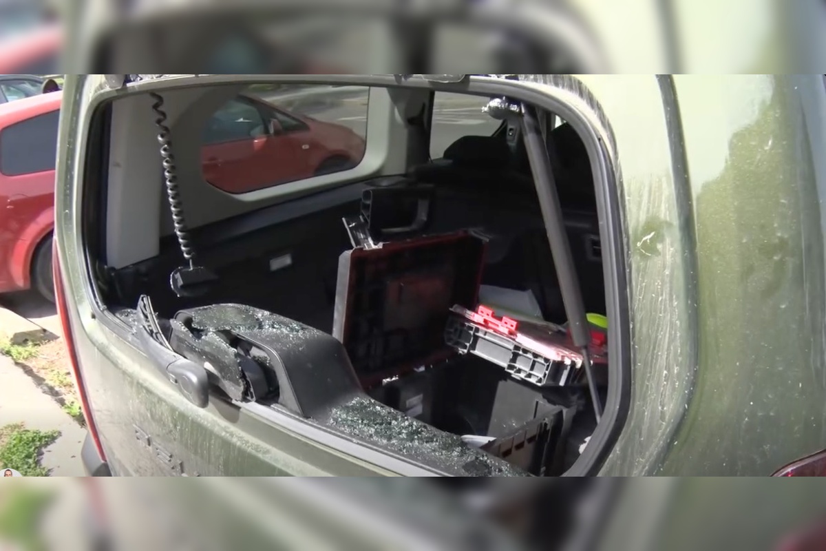 FOTO: Zlodeji vBánovciach vykradli osobné auto, foto 3