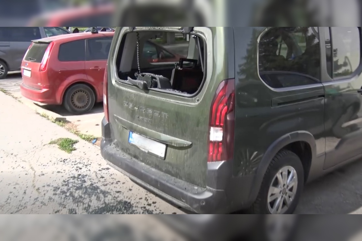 FOTO: Zlodeji vBánovciach vykradli osobné auto, foto 4