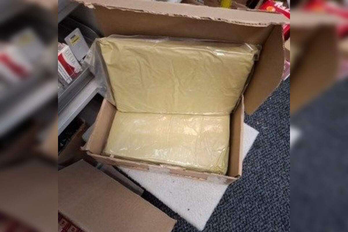 FOTO: Colníci odhalili veľký počet výrobkov so zakázanou látkou v trafike v Trenčíne , foto 1