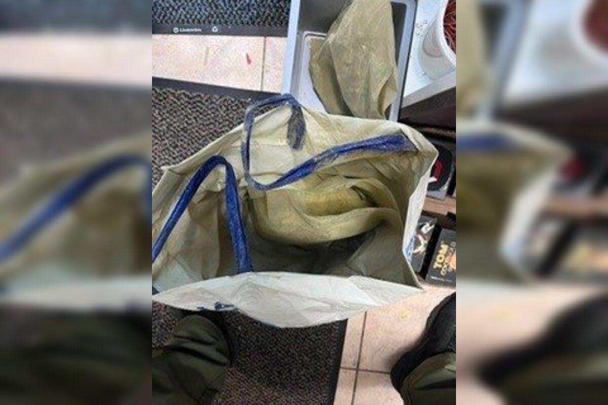 FOTO: Colníci odhalili veľký počet výrobkov so zakázanou látkou v trafike v Trenčíne , foto 3