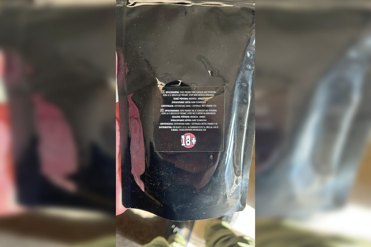 FOTO: Colníci odhalili veľký počet výrobkov so zakázanou látkou v trafike v Trenčíne , foto 6