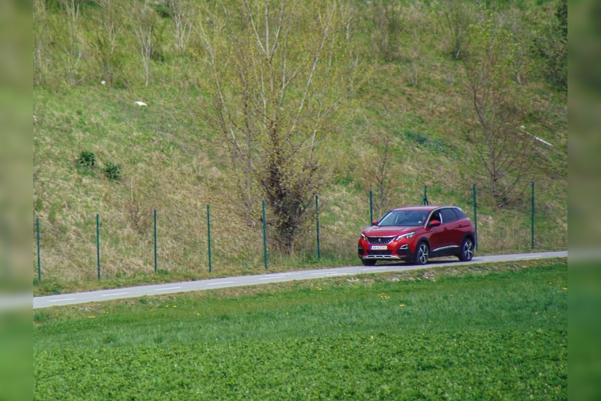 FOTO: Auto na cyklochodníku pri Považskej rozdelilo ľudí, foto 1