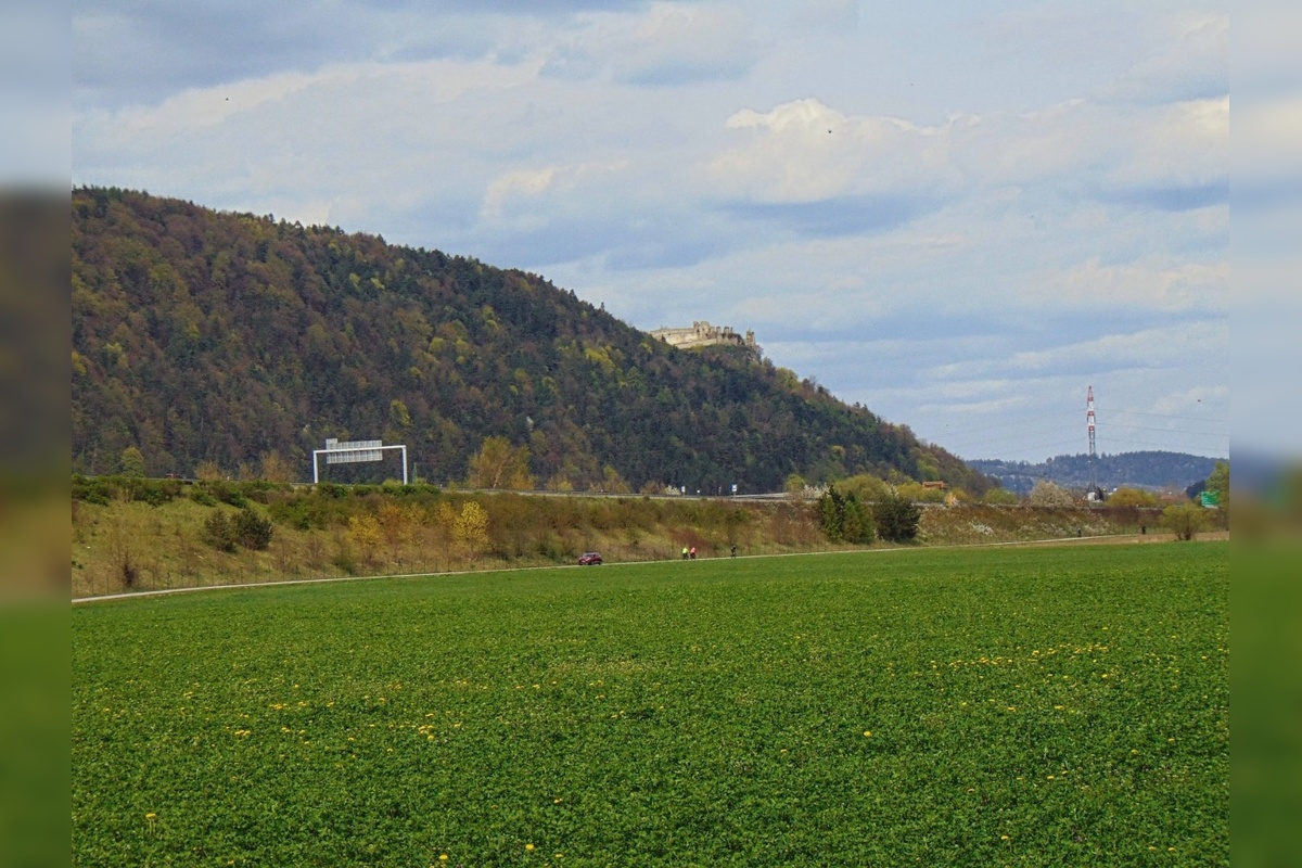 FOTO: Auto na cyklochodníku pri Považskej rozdelilo ľudí, foto 2