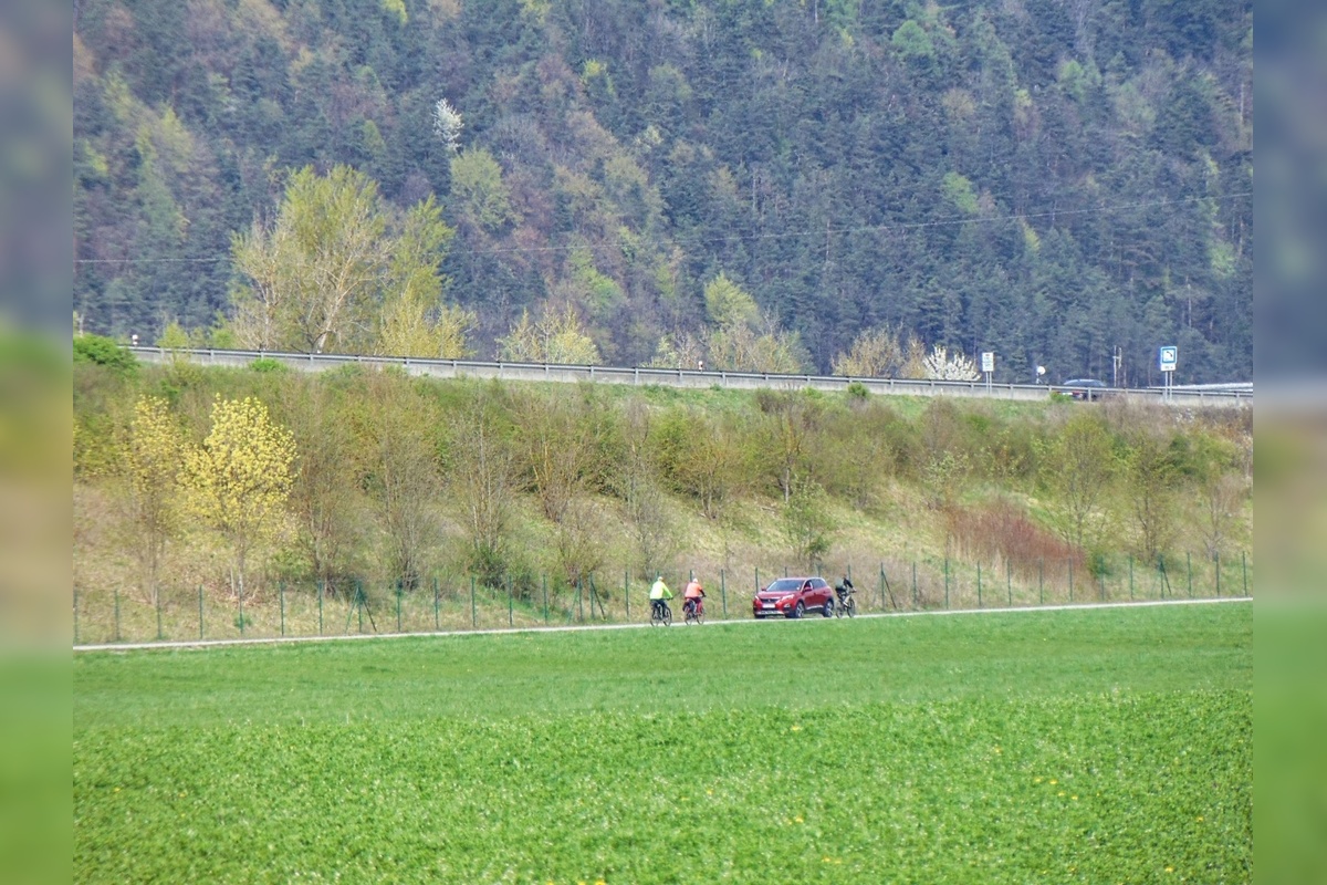 FOTO: Auto na cyklochodníku pri Považskej rozdelilo ľudí, foto 3
