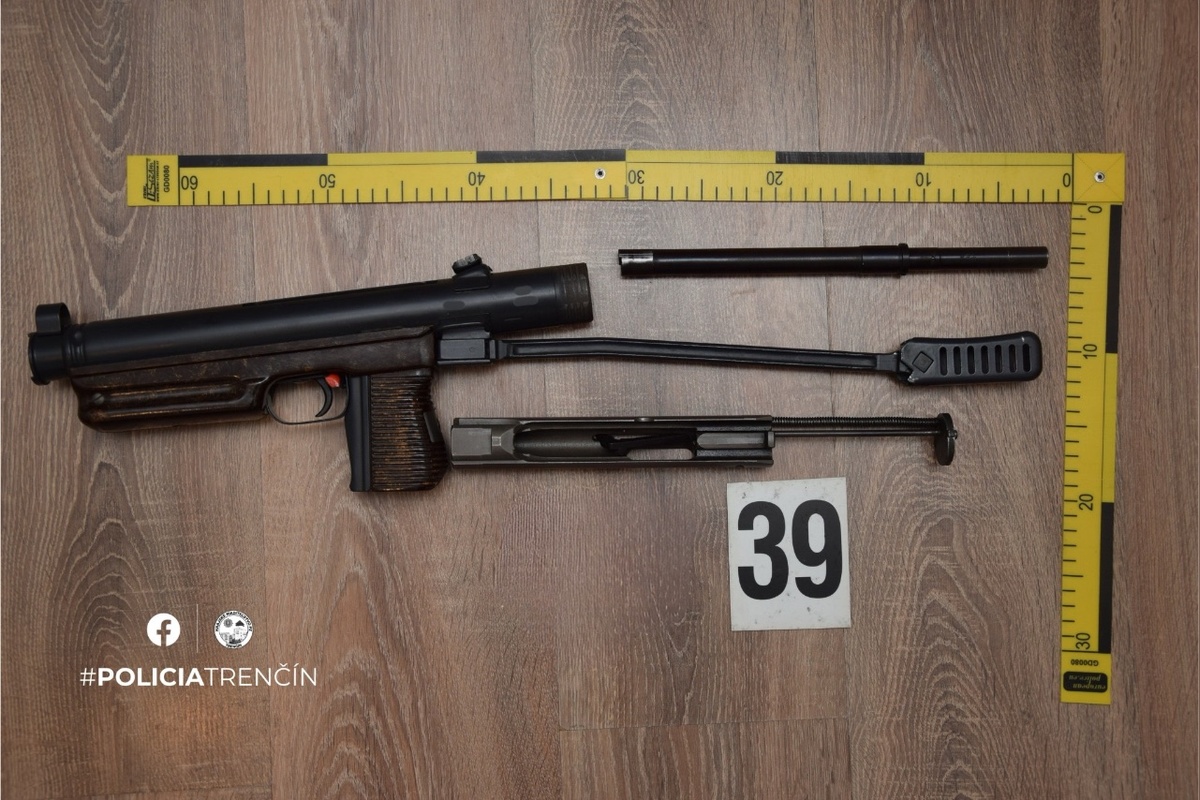 FOTO: Nelegálne zbrane a strelivo v byte, foto 1