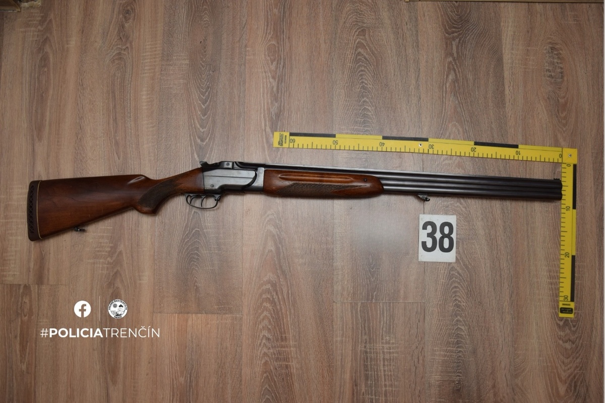 FOTO: Nelegálne zbrane a strelivo v byte, foto 2