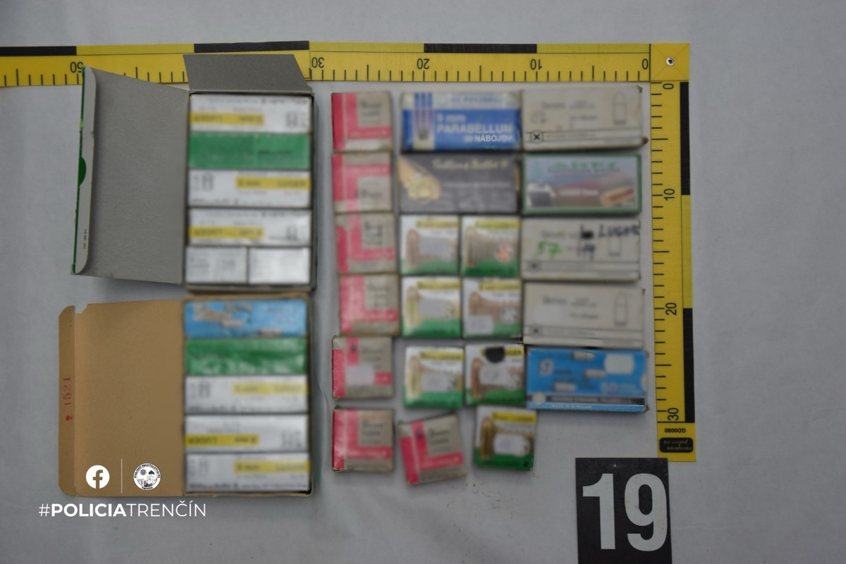 FOTO: Nelegálne zbrane a strelivo v byte, foto 5