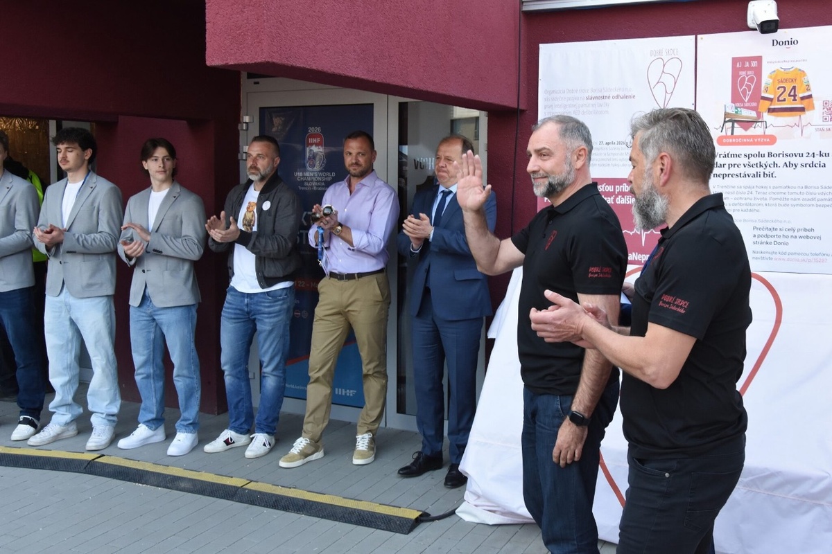 FOTO: Odhalili lavičku Borisa Sádeckého s AED, foto 2