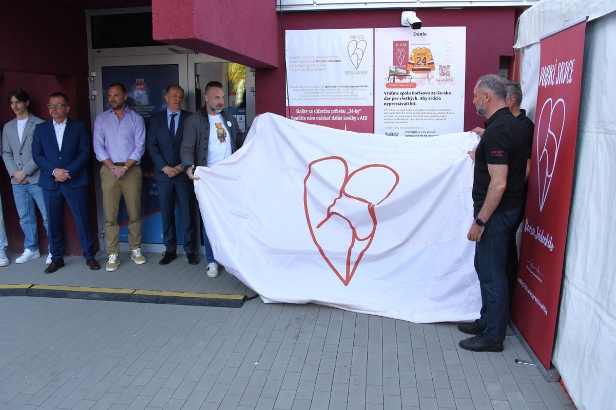 FOTO: Odhalili lavičku Borisa Sádeckého s AED, foto 3