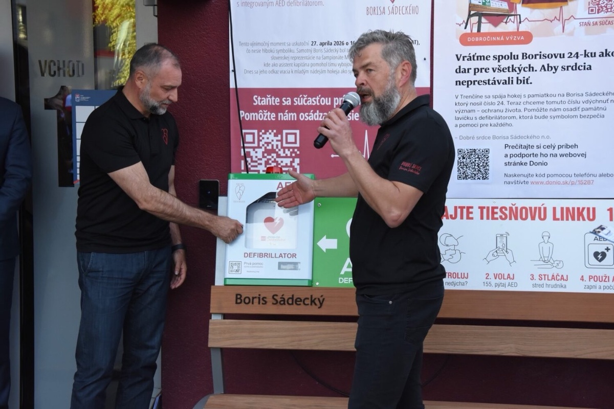 FOTO: Odhalili lavičku Borisa Sádeckého s AED, foto 4