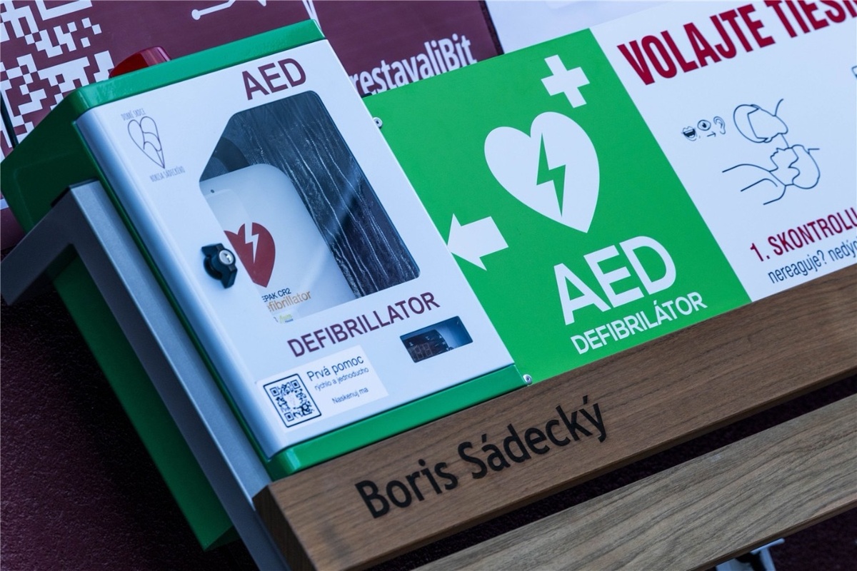FOTO: Odhalili lavičku Borisa Sádeckého s AED, foto 5