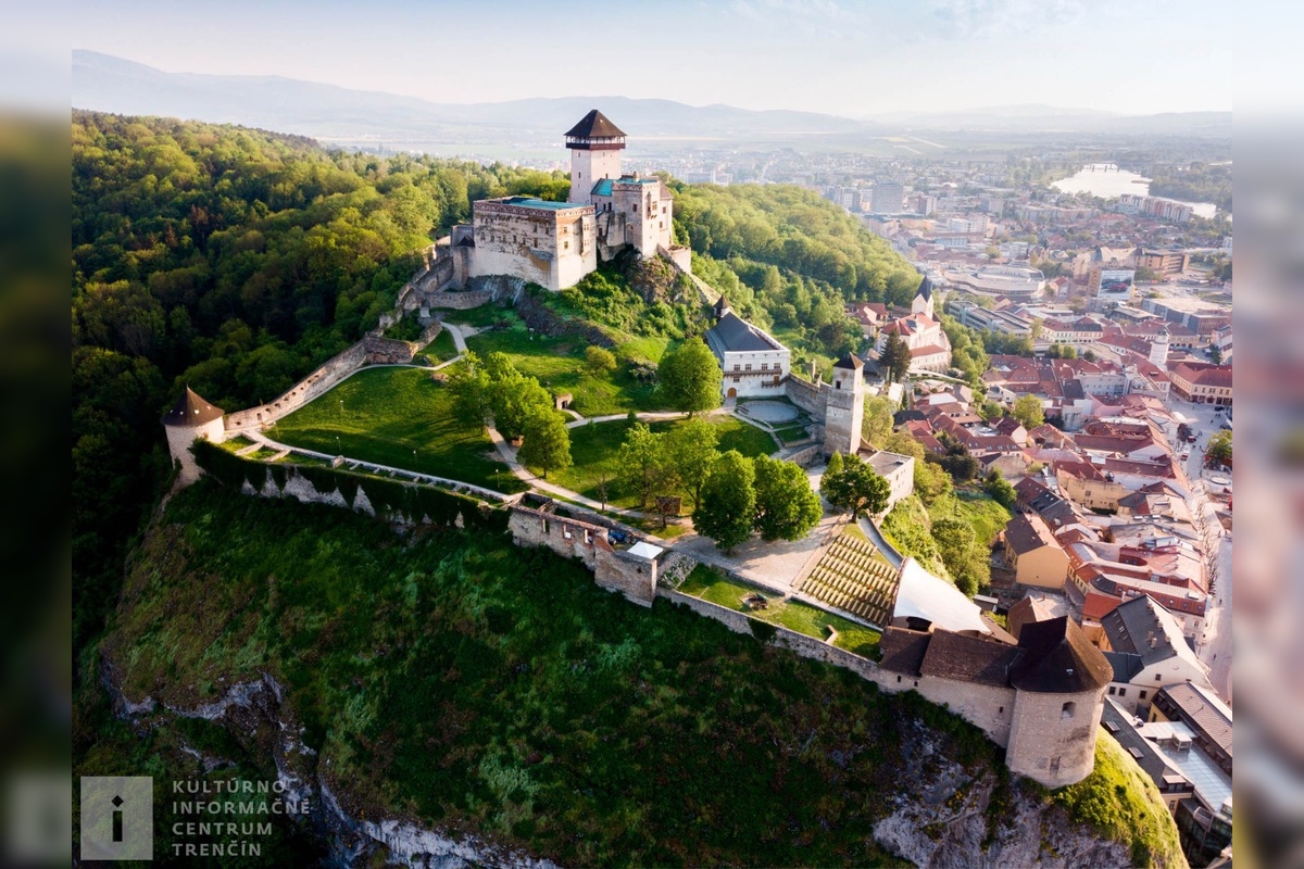 FOTO: Trenčiansky hrad získal prestížny titul, foto 4
