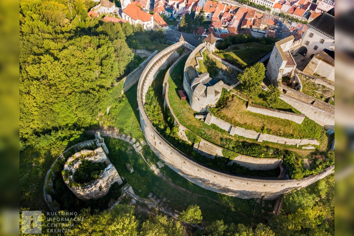 FOTO: Trenčiansky hrad získal prestížny titul, foto 5