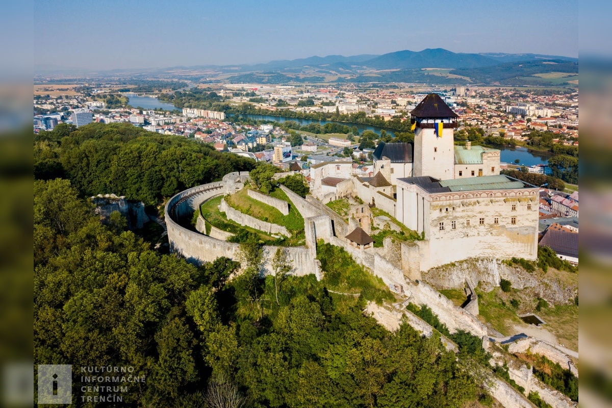 FOTO: Trenčiansky hrad získal prestížny titul, foto 6
