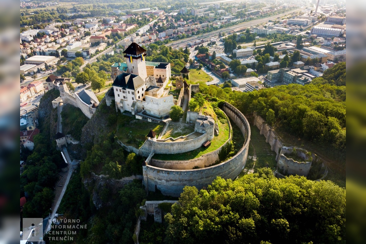 FOTO: Trenčiansky hrad získal prestížny titul, foto 9