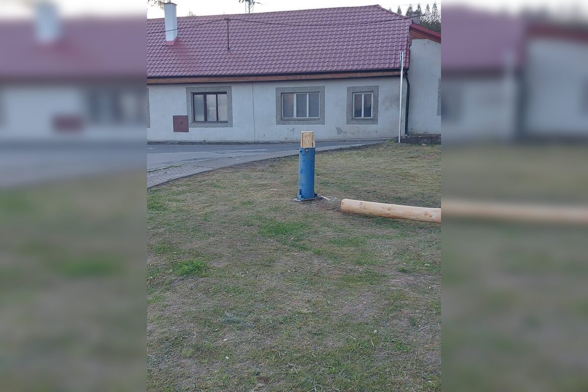 FOTO: V Trenčianskej Teplej neznámy páchateľ zrezal máj, foto 1