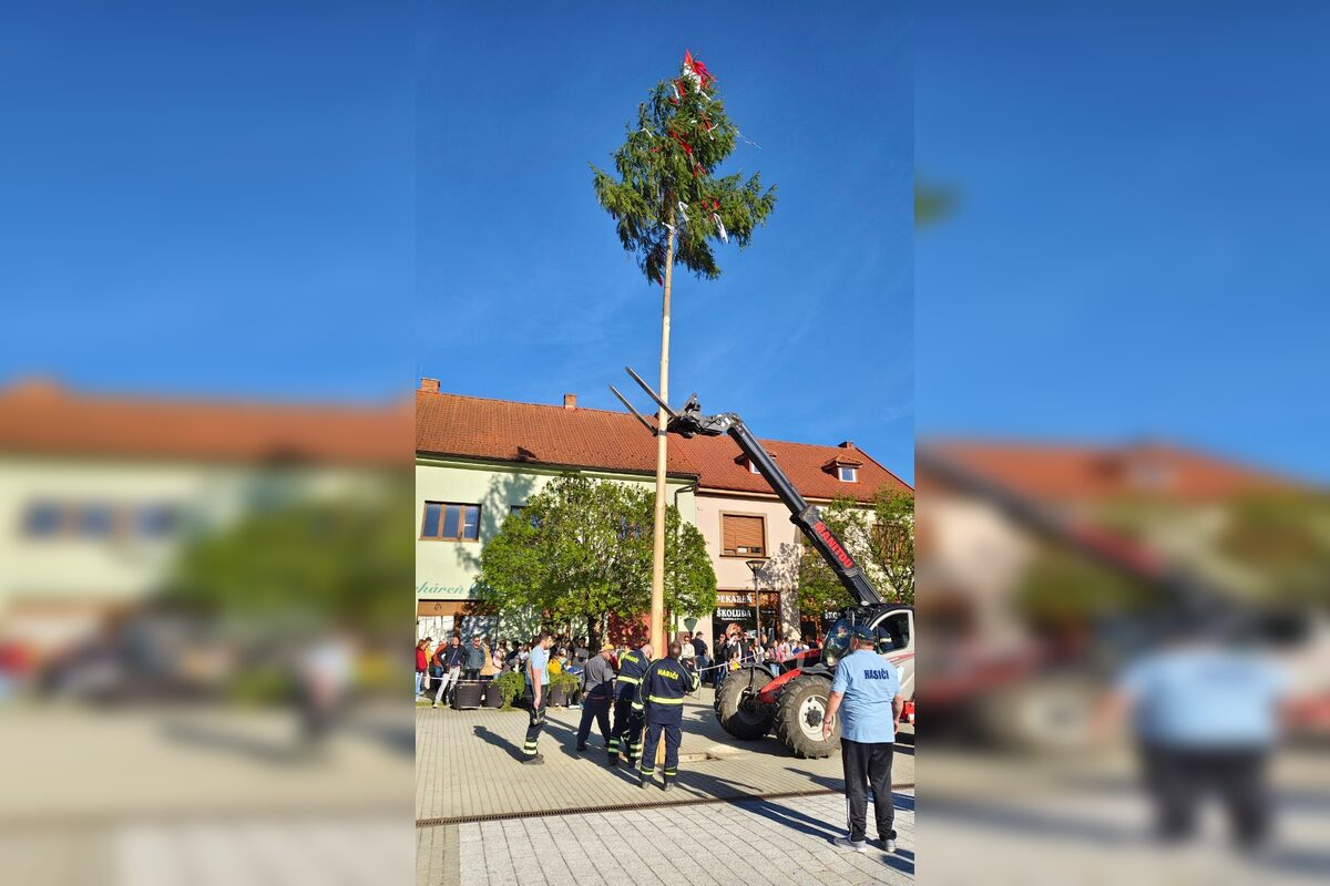 FOTO: Takto vyzeralo stavanie májov v Trenčianskom kraji, foto 8
