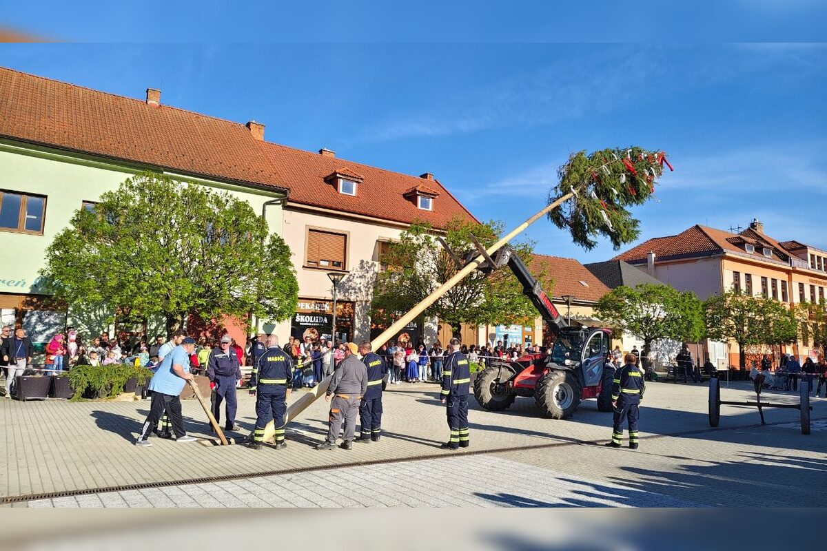 FOTO: Takto vyzeralo stavanie májov v Trenčianskom kraji, foto 10